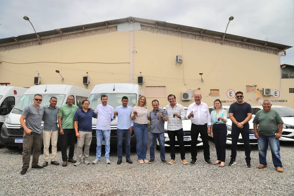 Dra. Zeli e gestores municipais enfileirados diante de ambulâncias brancas novas, em Valparaíso de Goiás.