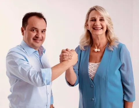 Zeli e o candidato a prefeito de mãos dadas erguidas, em foto de campanha.