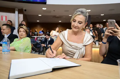 Dra. Zeli assina o livro de posse na Assembleia Legislativa de Goiás.